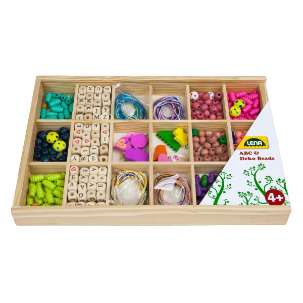 Holzperlen und Buchstaben in Holzbox